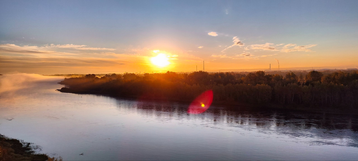Примерно 5-6 утра в Красноярске. С моста на о. Татышев