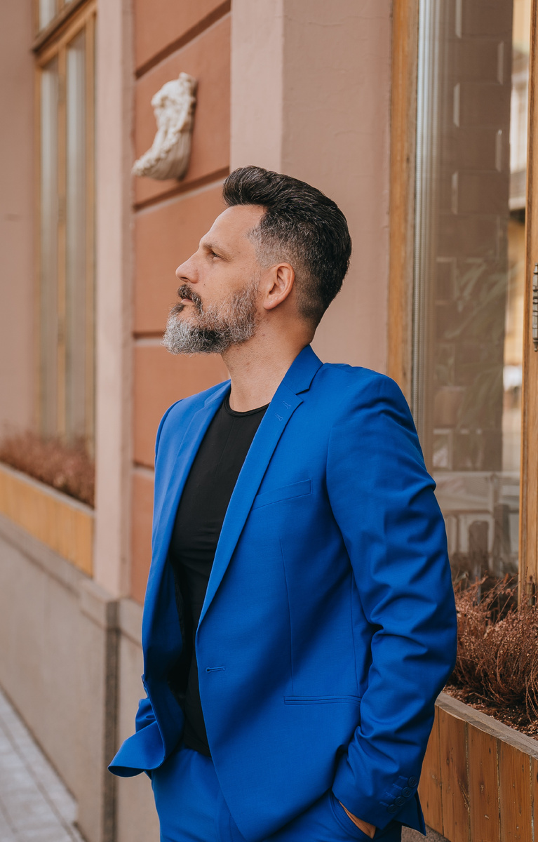 Аваков Владимир автор стихотворения "У дома сидит человек" из сборника "Прелюдия" 2025