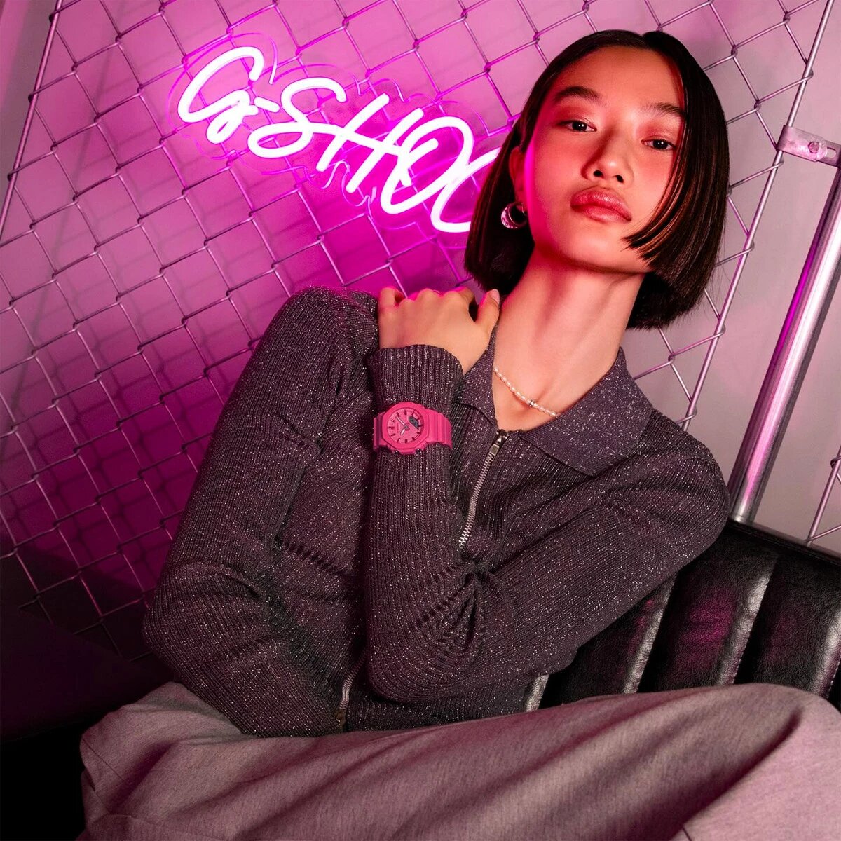 Невесомые часы заметны на руке и ярко дополняют образ