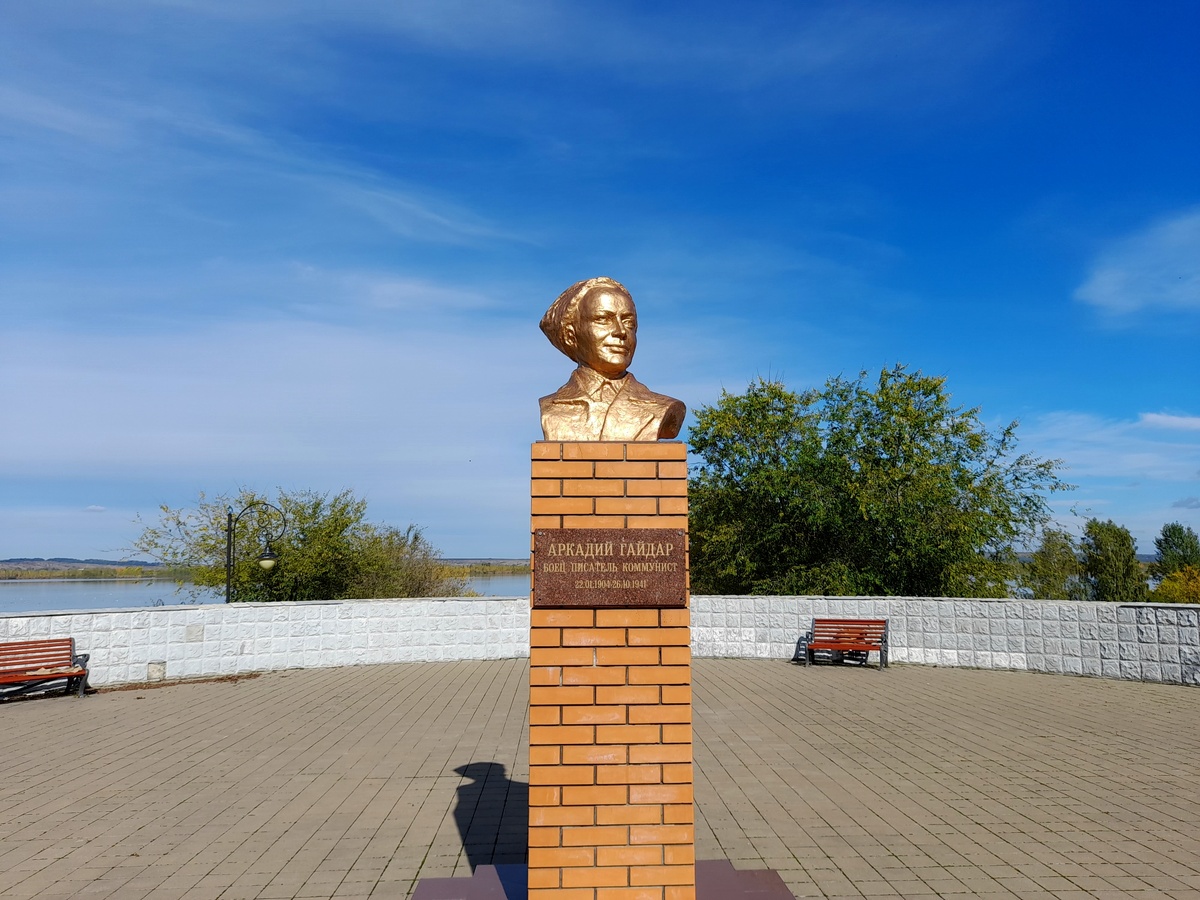 В г. Курчатове 29.09.2022 год. Памятник любимому Гайдару. 