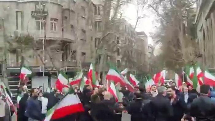 Тысячи иранцев вышли на площадь в Тегеране с лозунгами против США и Израиля. Обложка © Х / em_oo123