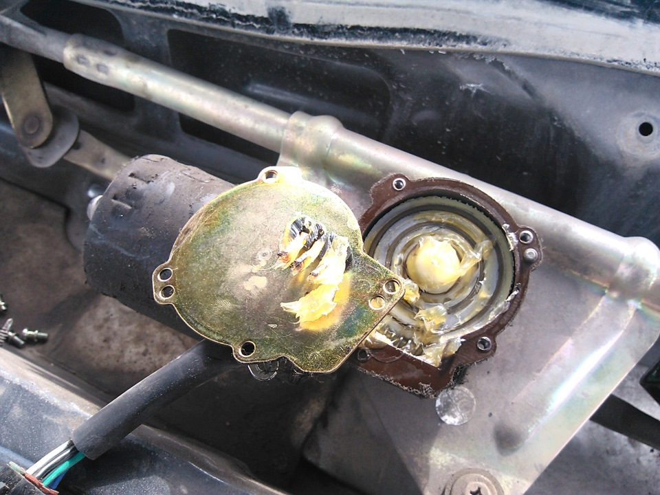 Вид на вскрытый редуктор стеклоочистителя. Лишняя смазка практически полностью убрана.