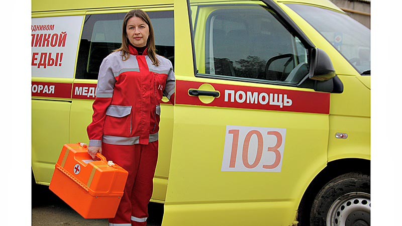    «Скорее, спасите!» - и скорая мчится