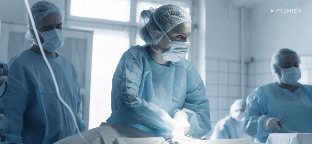 Кадр из сериала "Полная совместимость" (реж. Григорий Васильев, 2026). Сюжет закручен вокруг работы врачей-трансплантологов. Интересно, что в Мурманской области, где снимали фильм, операции по пересадке органов пока не проводят. Но регион недавно получил лицензию на изъятие и хранение органов, и программа трансплантологии скоро будет запущена. В других северных регионах России уже успешно проводят операции по пересадке: в Архангельской области, в ХМАО, ЯНАО, Красноярском крае и даже на Чукотке