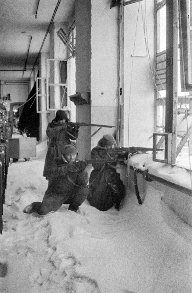 Бойцы Наро-Фоминского партизанского отряда ведут огонь из цеха прядильно-ткацкой фабрики. Декабрь 1941. Автор: В. Олейник. Фото: waralbum.ru