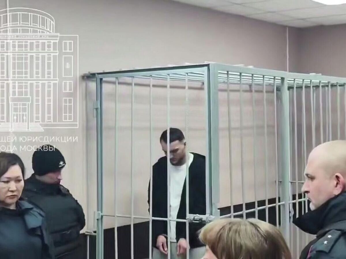    Мужчина, скрывшийся от полицейского у здания суда | © Суды общей юрисдикции города Москвы/Telegram