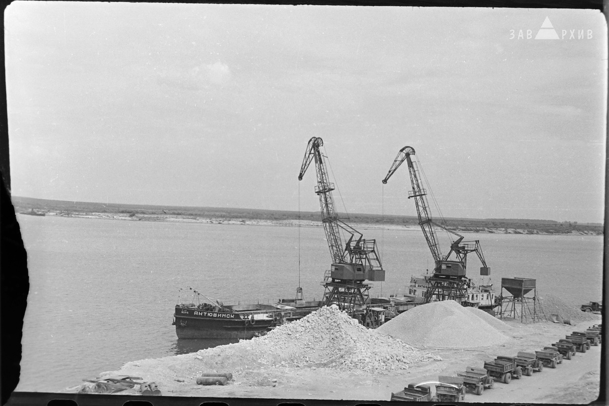 "Актюбинск" на разгрузке