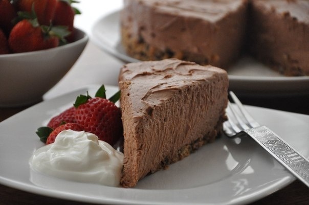 Спасение для любителей сладкого: шоколадный чизкейк (без выпечки)