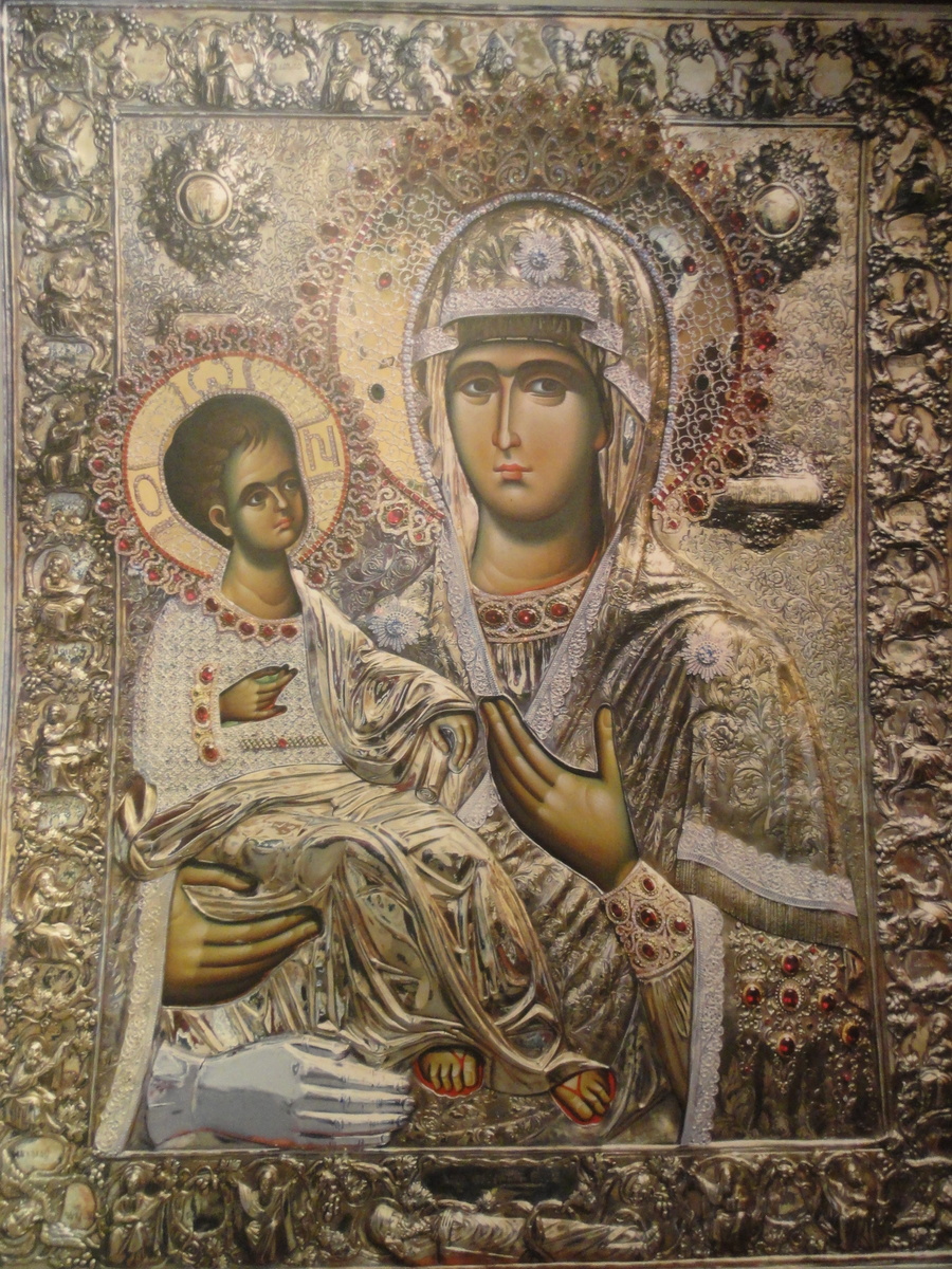 Образ Пресвятой Богородицы "Троеручица". Перед этой иконой молился святой Иоанн Дамаскин. Слева изображена третья рука, в память о чудесном исцелении. Это копия из Болгарского монастыря Святого Георгия, а сам чудотворный Образ находится на Афоне, в сербском монастыре Хиландар. Фото автора