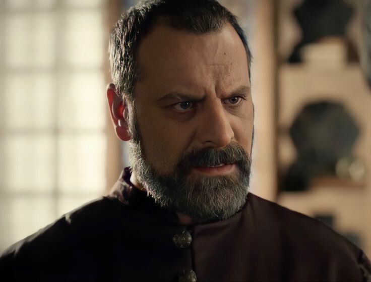 Его глаза, обычно спокойные и проницательные, теперь горели холодным огнем решимости.