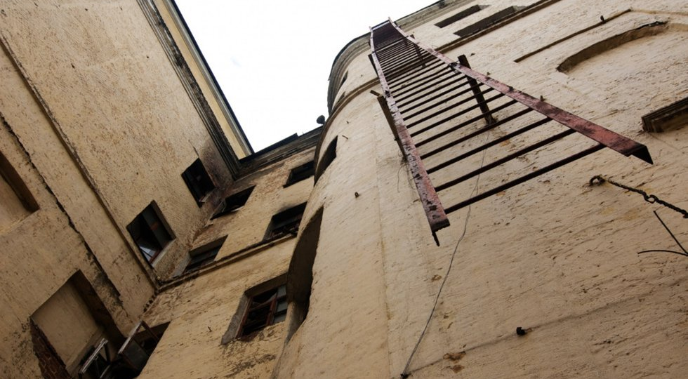 Почему в новостройках трескаются стены и когда это опасно