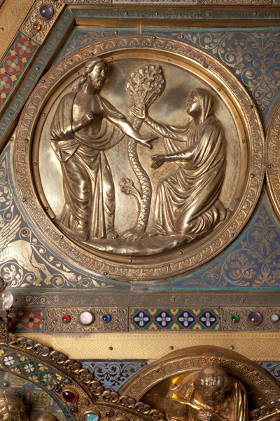 Обратите внимание на мелкий затейливый меняющийся растительный орнамент фоном. 