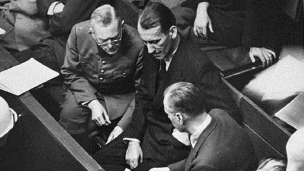 Вильгельм Кейтель, Эрнст Кальтенбруннер и Альфред Розенберг на скамье подсудимых Нюрнбергского трибунала.Взято с сайта https://nuremberg.media/figuranty/20201210/62328/Kazus-Kaltenbrunnera.html