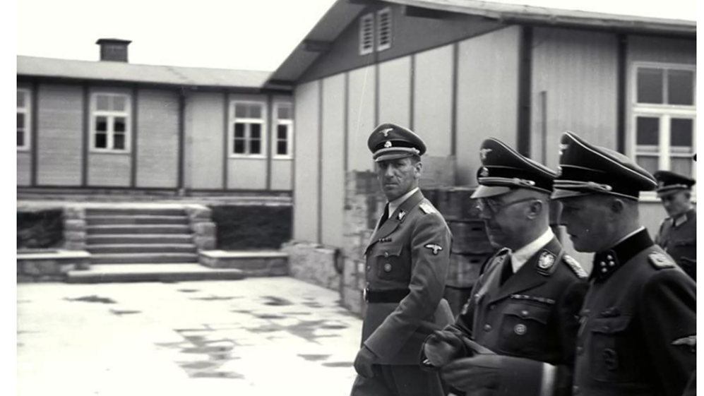 Кальтенбруннер (слева), Гиммлер (в центре), Цирайс инспектируют концентрационный лагерь Маутхаузен, апрель 1941 года. Взято с сайта https://nurnberg1945.ru/posts/12-aprelya-1946-goda-na-nyurnbergskom-protsesse-vechernee-zasedanie