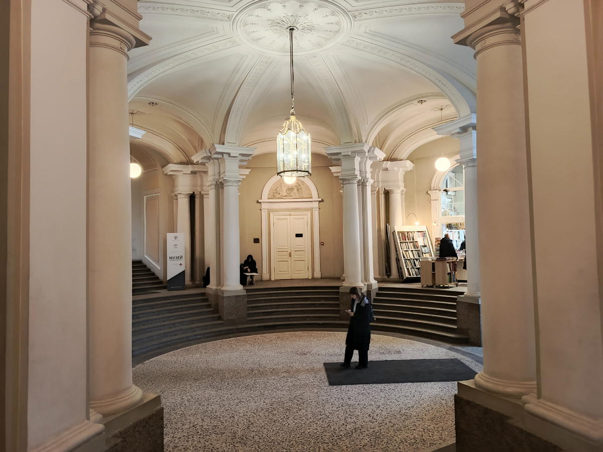 Холл Академии.