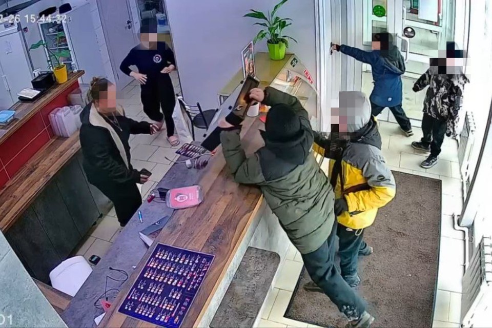 Подростки забрали денежный ящик из кассы и сбежали. Фото: Предоставлено магазином