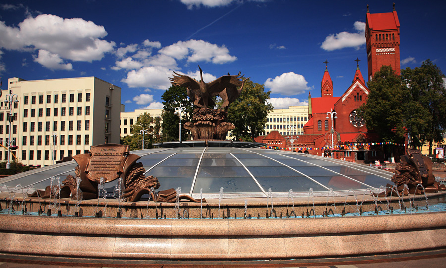 Минск. Площадь Независимости. Гармония построек разных эпох