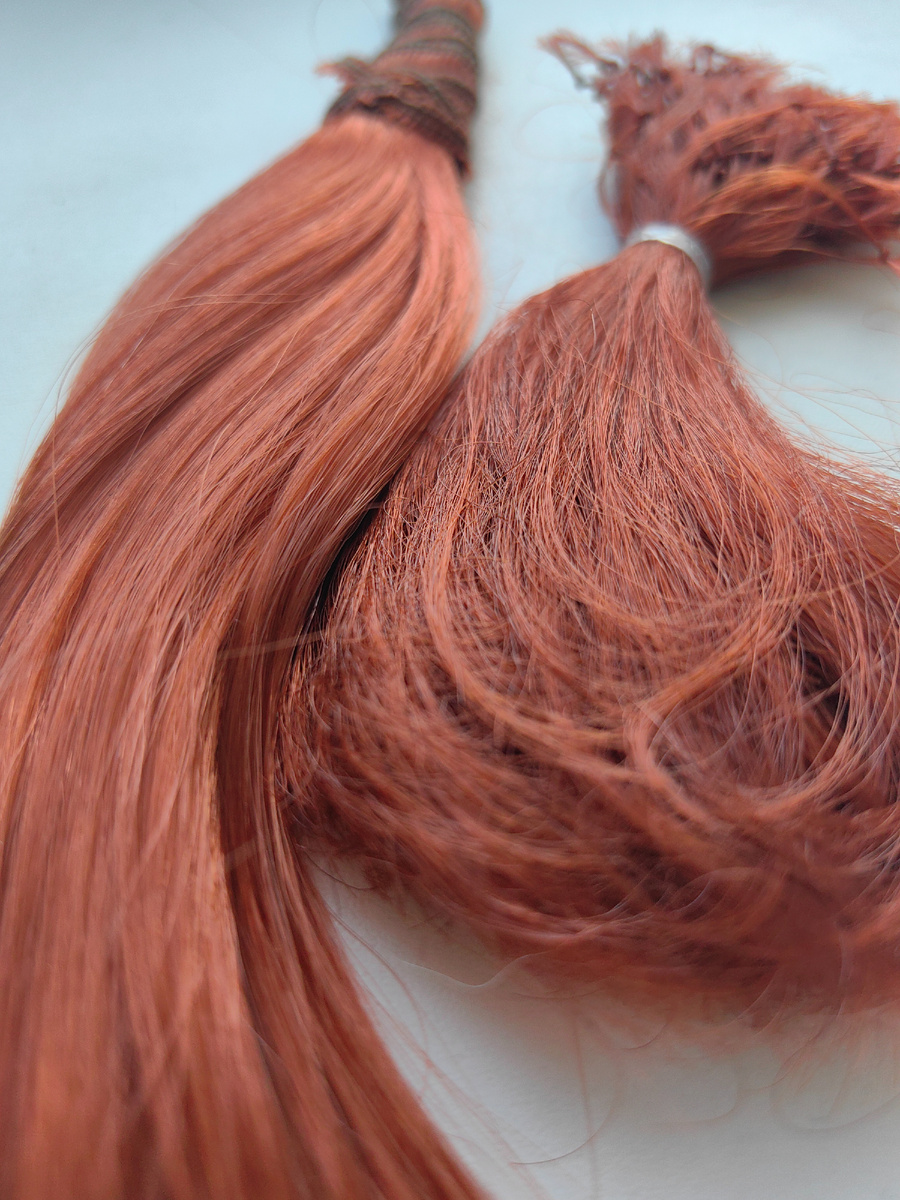 Слева шёлк, справа оригинальный срез волос. В жизни практически не отличаются оттенком. 