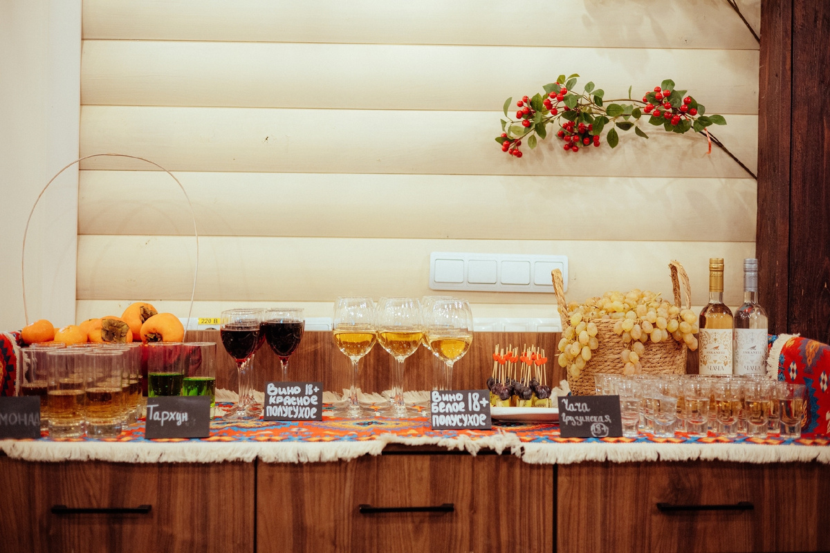 По субботам и в праздники - алкогольный комплимент на ужинах включен в стоимость тура