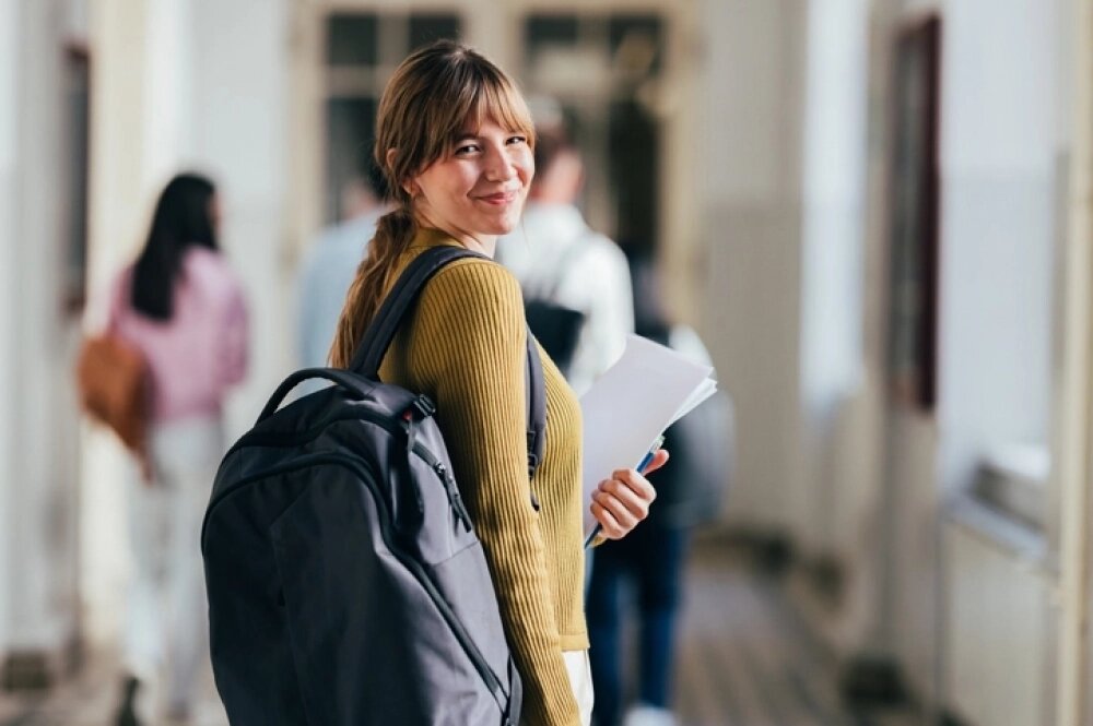    Если в далеком детстве, когда вы учились в школе, вы дружили с этим человеком, ждите новостей или встречи с хорошими людьми — такой сон сулит поддержку оттуда, откуда вы не ждали.  Фото: istockphoto.com