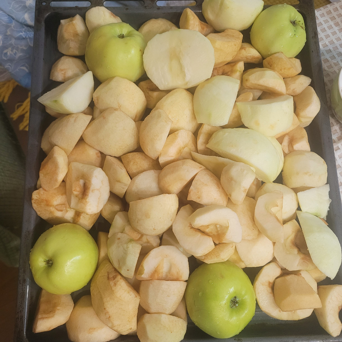 4 неочищенных яблока для мамы