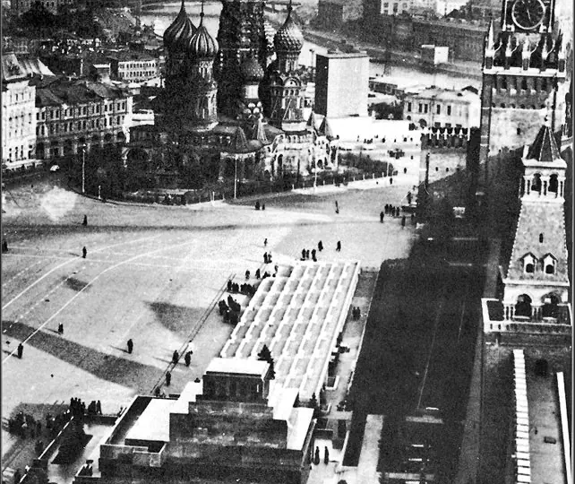 Бабушка жила в Масляном переулке, на месте которого теперь Васильевский спуск