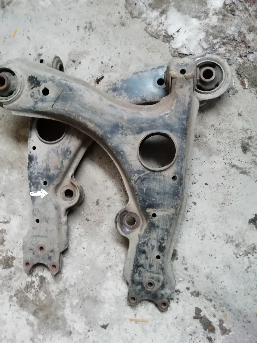 ЗДЕСИ ВИДНО ЧТО ОТВЕРСТИЕ СТОЙКИ СТАБИЛИЗАТОРА НЕМНОГО РАЗБИТО (НЕ КРИТИЧНО )