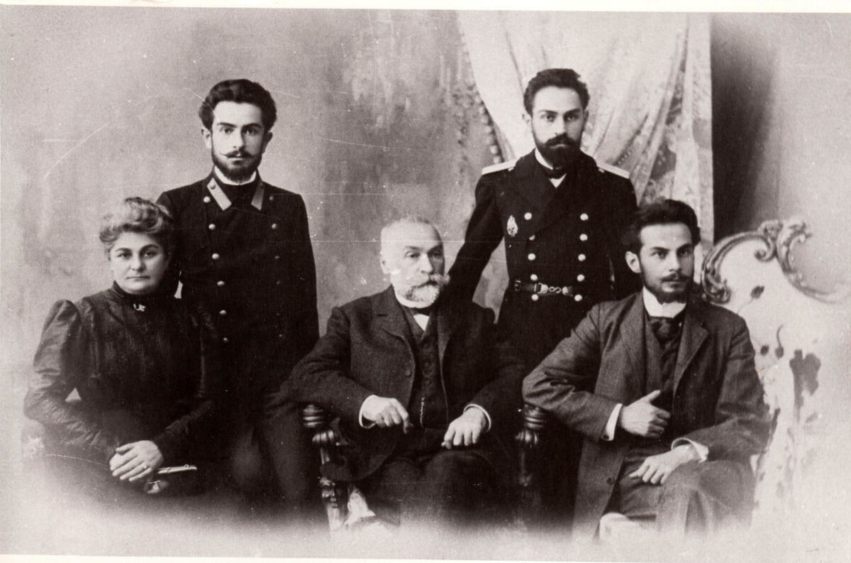 Семья Орбели, 1905 г. Слева направо: В.М. Аргутинская-Долгорукая, И.А. Орбели, А.И. Орбели, Л.А. Орбели, Р.А. Орбели