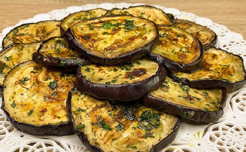 Баклажаны с чесночным маслом: простой итальянский рецепт, который изменит ваше восприятие овощных закусок