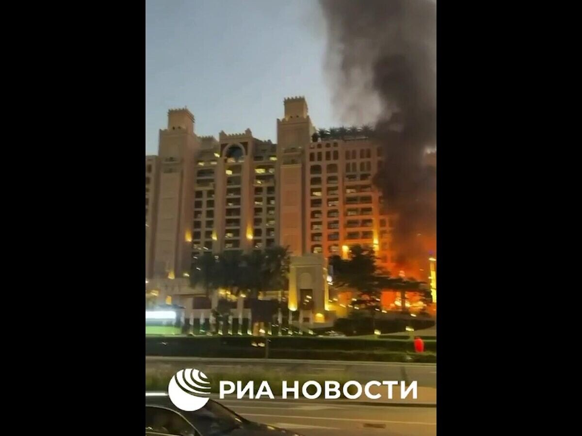    Последствия падения обломков ракеты на жилой район в Дубае | © РИА Новости