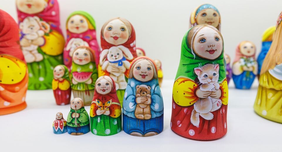    Сувенир народных промыслов Подмосковья — матрешка — на выставке-ярмарке «Ладья» / Медиасток.рф