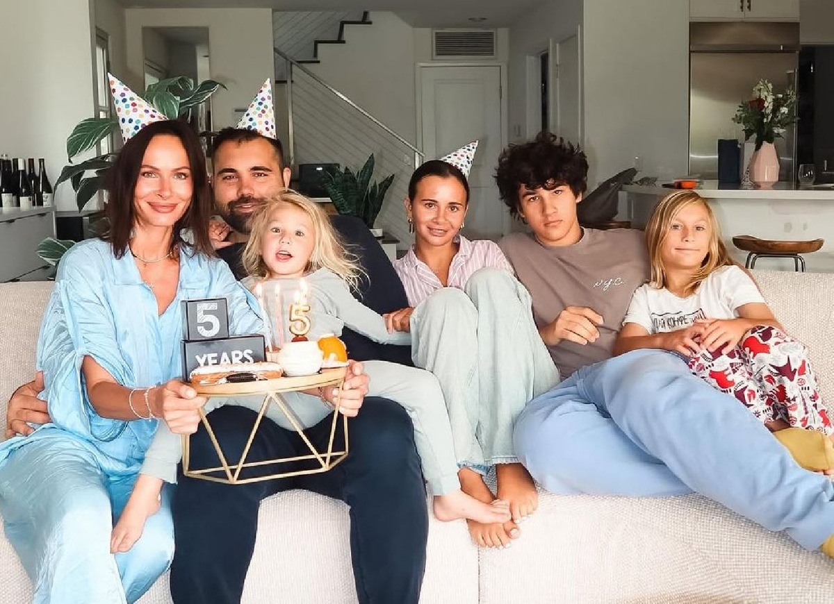    Саша Зверева с мужем Дэном Уолбраном и детьми (Фото: Instagram*@sashazvereva)