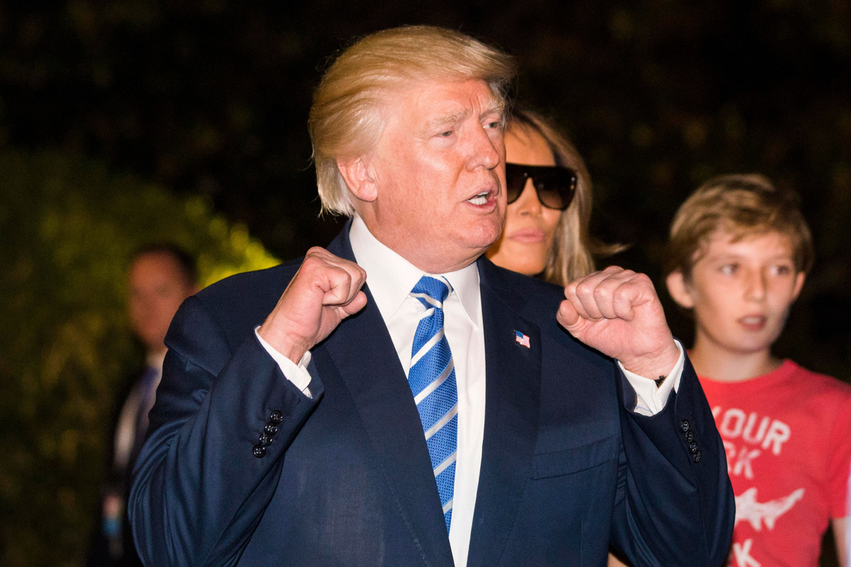    Дональд Трамп с кулаками (фото: Global Look Press)