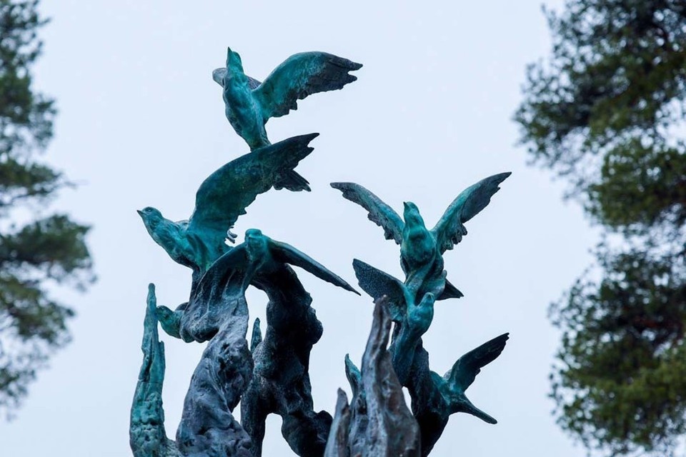    Памятник высотой 4,5 метра - символ застывшего огня памяти. Фото: Смольный