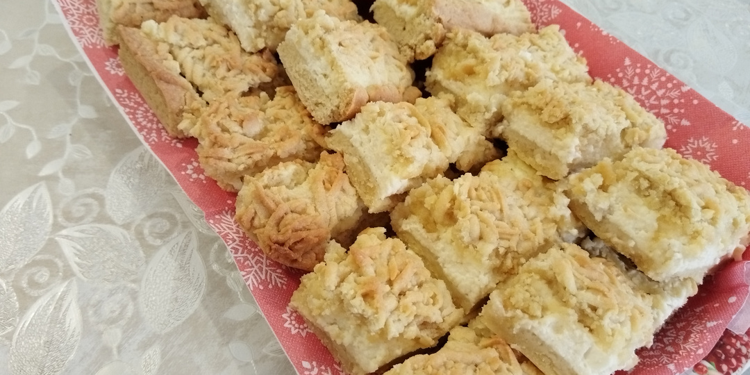 Тертый пирог с творожной начинкой в духовке.