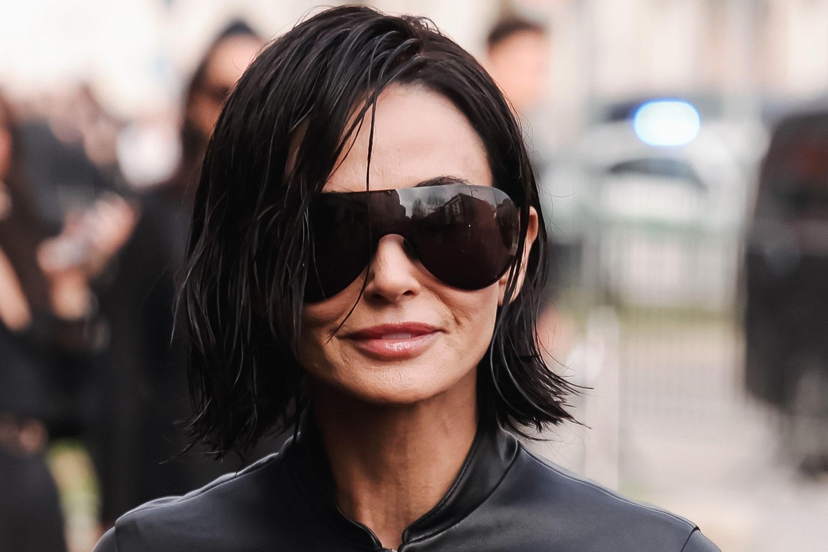     «Я уже успела ее полюбить»: Деми Мур после экстремального преображения станцевала на балконе под песню дочери