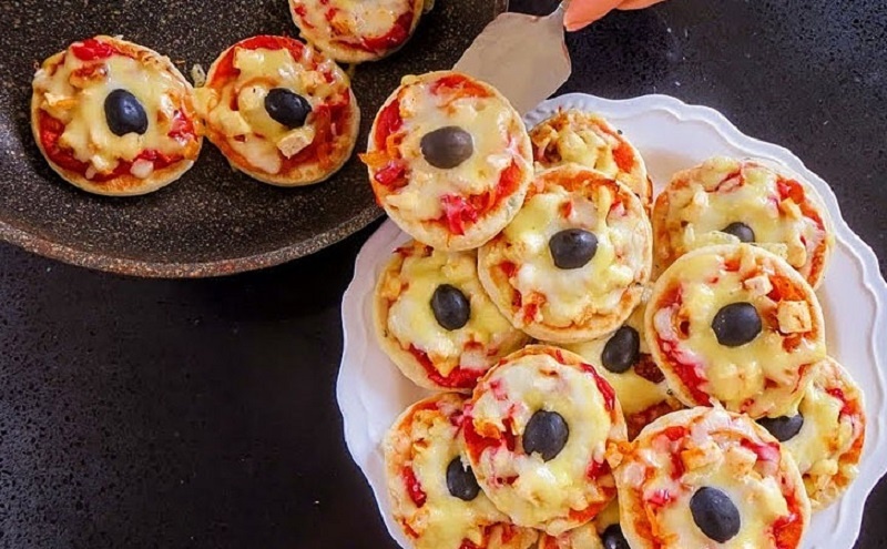 Быстрые беби-пиццы на сковороде: закуска, которую хочется повторять снова и снова