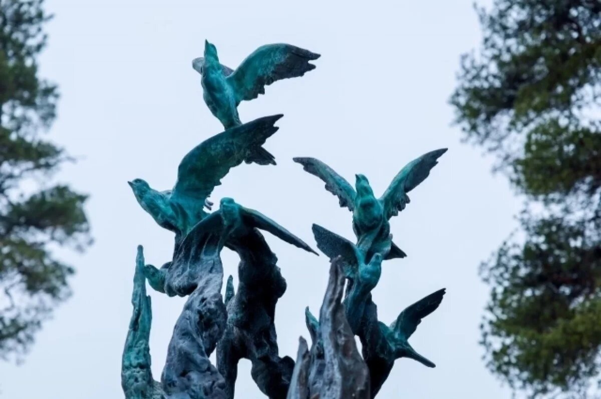    Губернатор Беглов открыл в Петербурге памятник погибшим от COVID-19