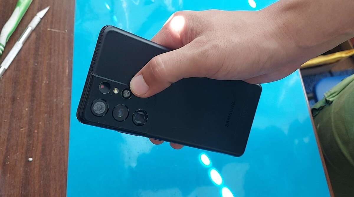 Обнаружена вода под стеклом.