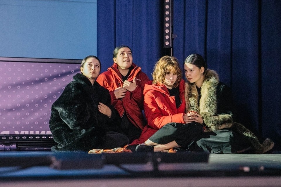    Актеры-студенты из Мариуполя представили спектакль «Живые свидетели». Фото: ТГ/Кольцов