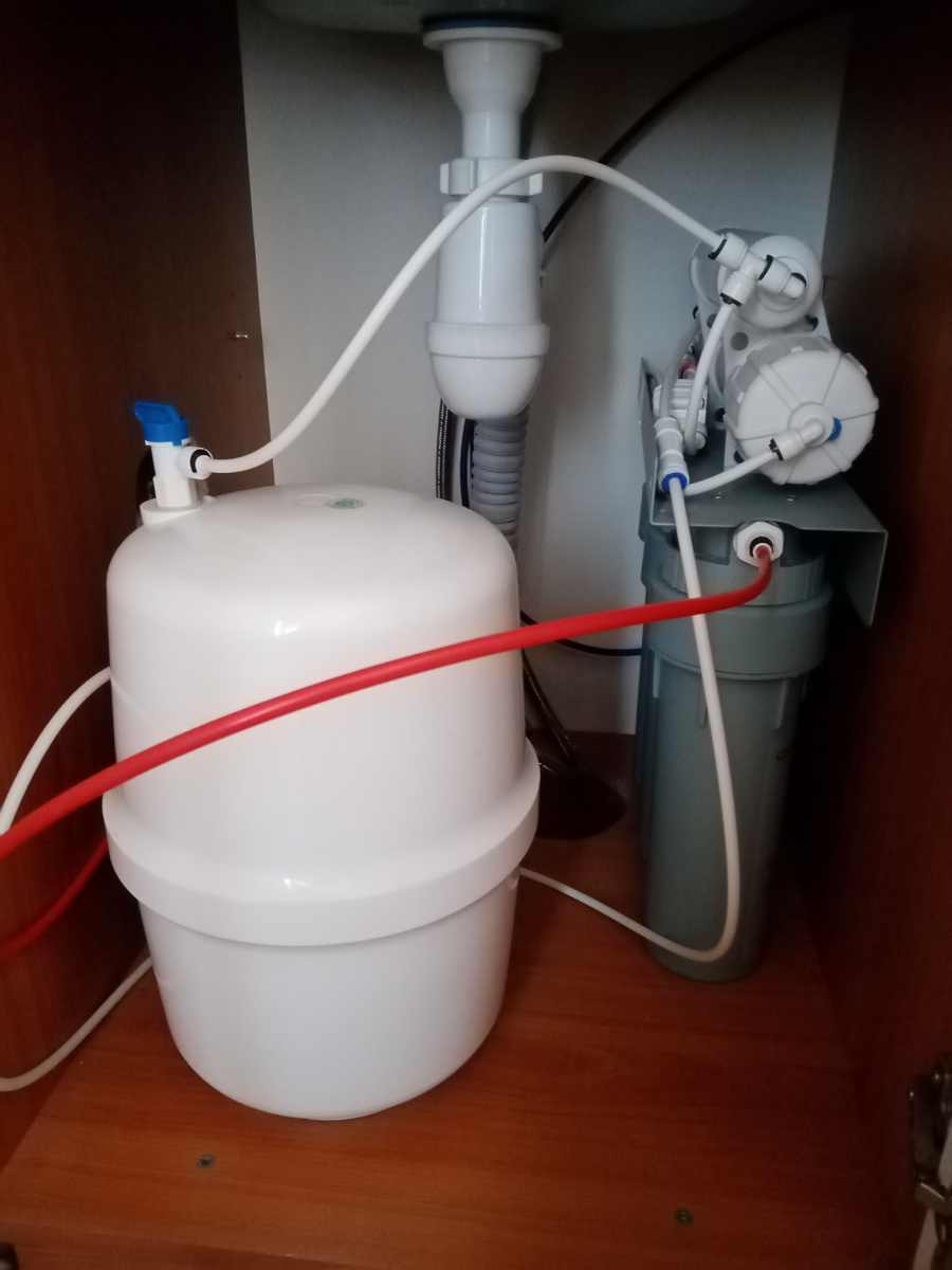 Система обратного осмоса живёт у нас под раковиной. 