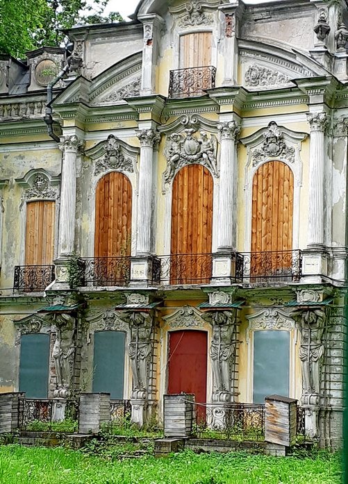 Дворец на территории усадьбы Собственная дача. /Фото из личного архива, 2022/