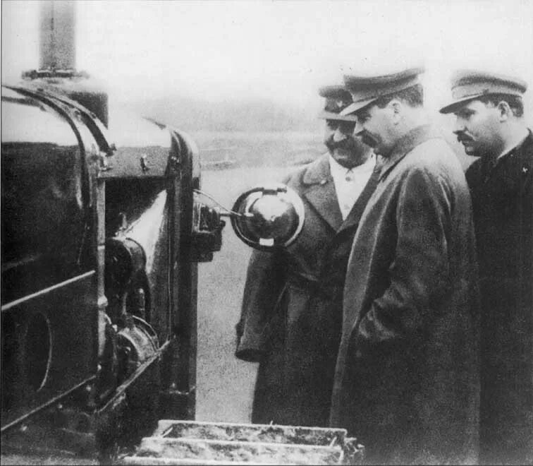 Иосиф Сталин, Лазарь Каганович и Серго Орджоникидзе, 1930-е года.  фото из rg.ru