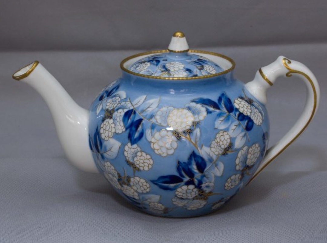 Молотков Сергей Епифанович. Чайник, из чайного сервиза "Малина". 1951. Иркутский областной художественный музей им. В.П. Сукачева. ГоскаталогРФ.