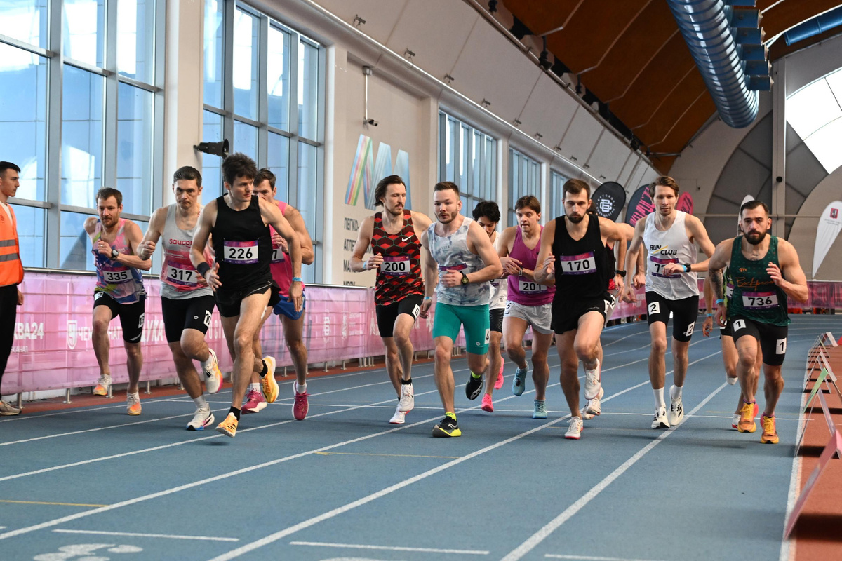 Старты разделены по времени, т.к. желающих сбегать милю много. Я бежал в пятом старте из восьми. Победителя определяет лучший результат, показанный среди всех стартов.