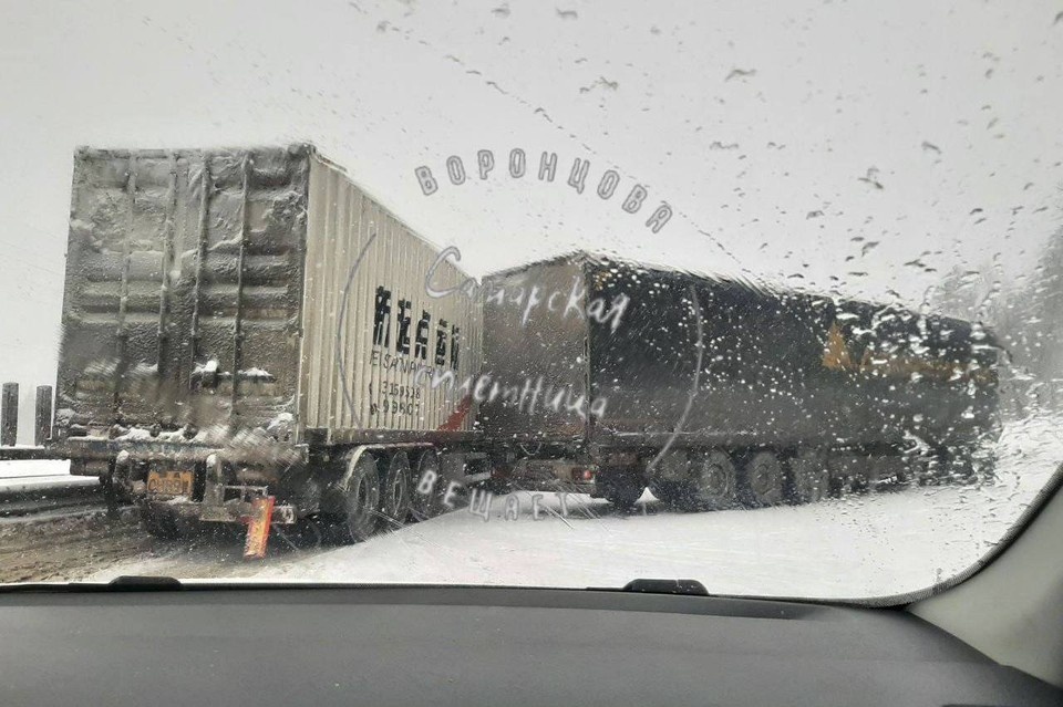    Полицейские также регулируют дорожное движение в зоне ДТП. Фото: t.me/vorontsova63ru