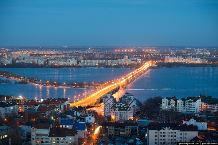 "Средь равнин, лугов и степей,
  Раскинулся здесь вальяжно,
    Мой город, что нету милей
      - Для всей Руси очень важный..."