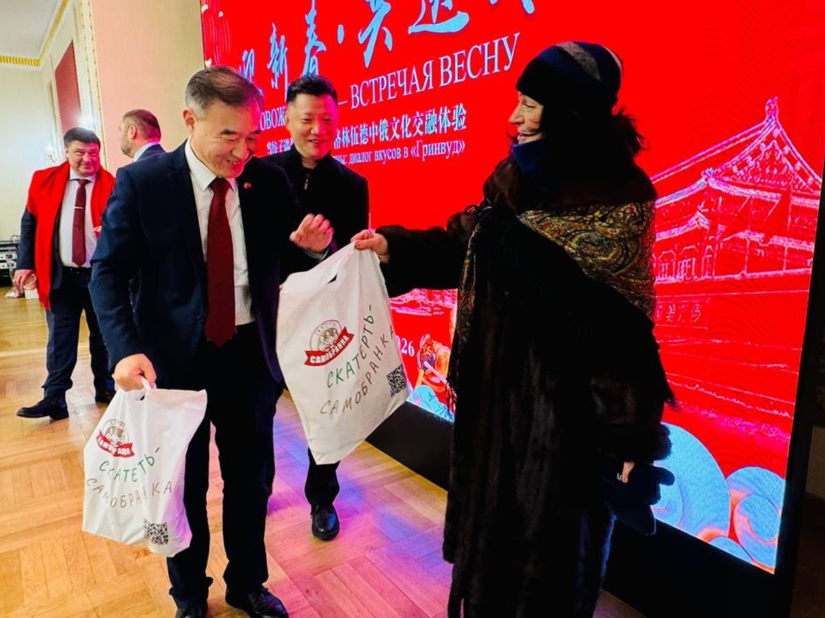 Полномочный министр Посольства Китайской Народной Республики в Российской Федерации - Чжан Вэй и Председатель совета директоров Chengtong International Сунь Бохуэй