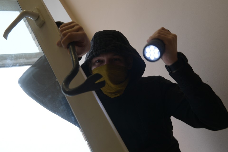    По данным полиции, злоумышленник пришел в ломбард и, вооружившись молотком, попытался разбить витрину с золотыми изделиями. Виктор ГУСЕЙНОВ