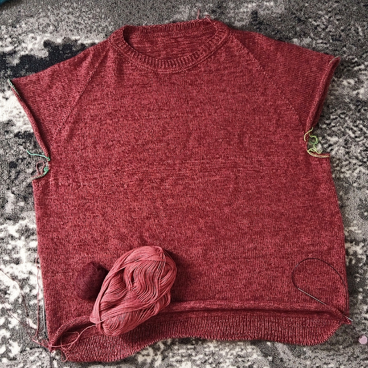 Надо довязать хотя бы, резинку на реглане...